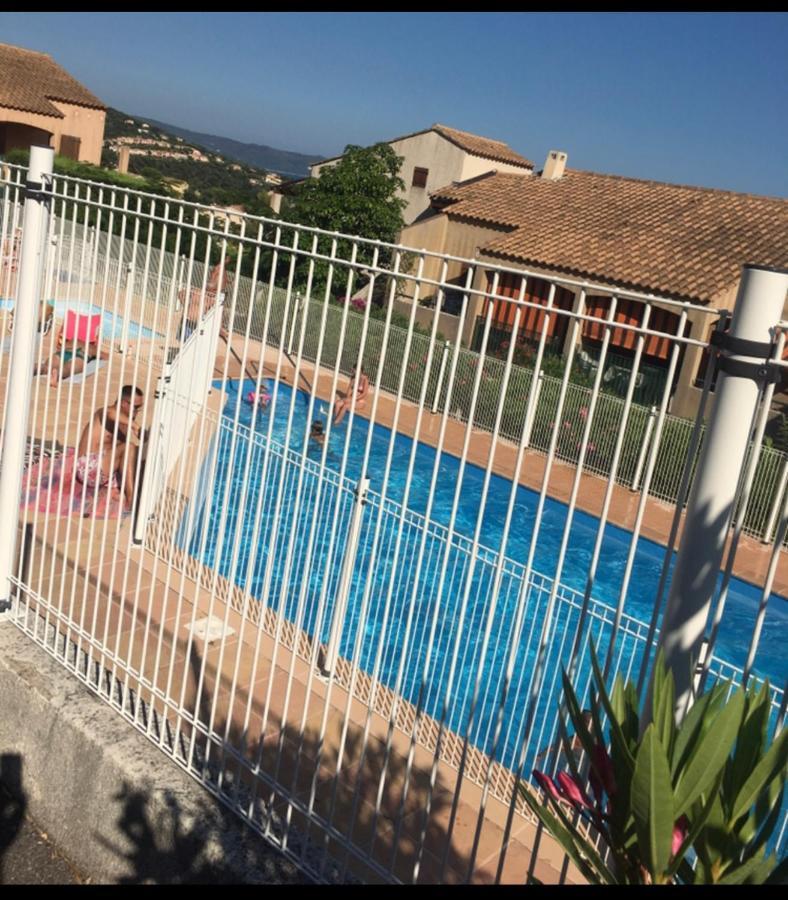 Cavalaire Vue Mer Au Loin Maisonnette Tout Equipee Pour 4 Personnes Avec Piscine Clim Wifi Velos Tv Barbecues المظهر الخارجي الصورة