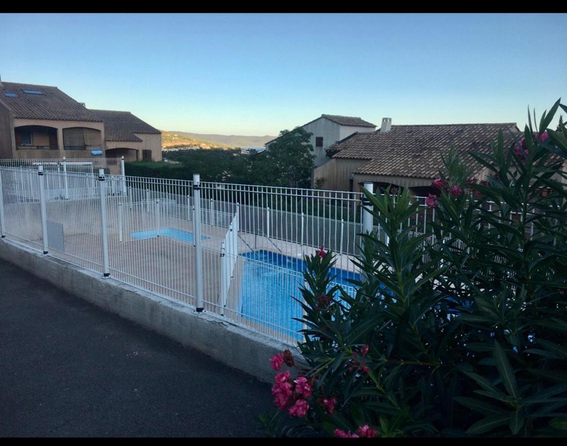 Cavalaire Vue Mer Au Loin Maisonnette Tout Equipee Pour 4 Personnes Avec Piscine Clim Wifi Velos Tv Barbecues المظهر الخارجي الصورة