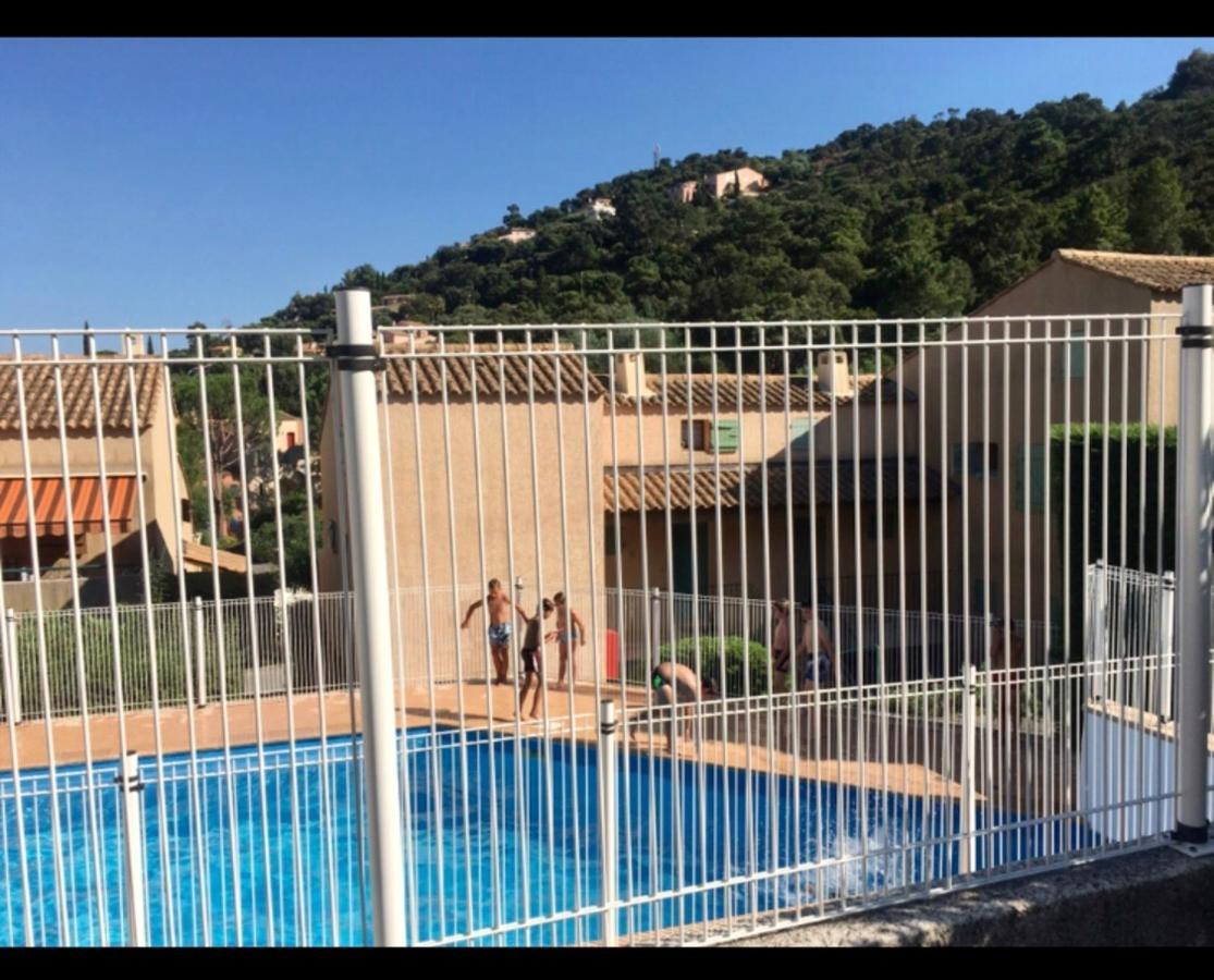 Cavalaire Vue Mer Au Loin Maisonnette Tout Equipee Pour 4 Personnes Avec Piscine Clim Wifi Velos Tv Barbecues المظهر الخارجي الصورة