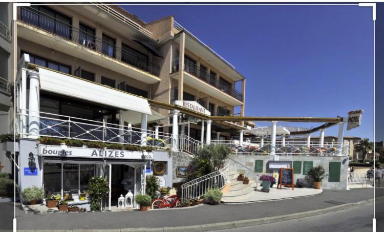 Cavalaire Vue Mer Au Loin Maisonnette Tout Equipee Pour 4 Personnes Avec Piscine Clim Wifi Velos Tv Barbecues المظهر الخارجي الصورة