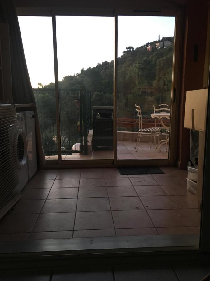 Cavalaire Vue Mer Au Loin Maisonnette Tout Equipee Pour 4 Personnes Avec Piscine Clim Wifi Velos Tv Barbecues المظهر الخارجي الصورة
