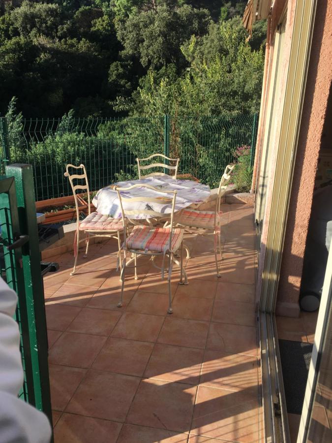 Cavalaire Vue Mer Au Loin Maisonnette Tout Equipee Pour 4 Personnes Avec Piscine Clim Wifi Velos Tv Barbecues المظهر الخارجي الصورة